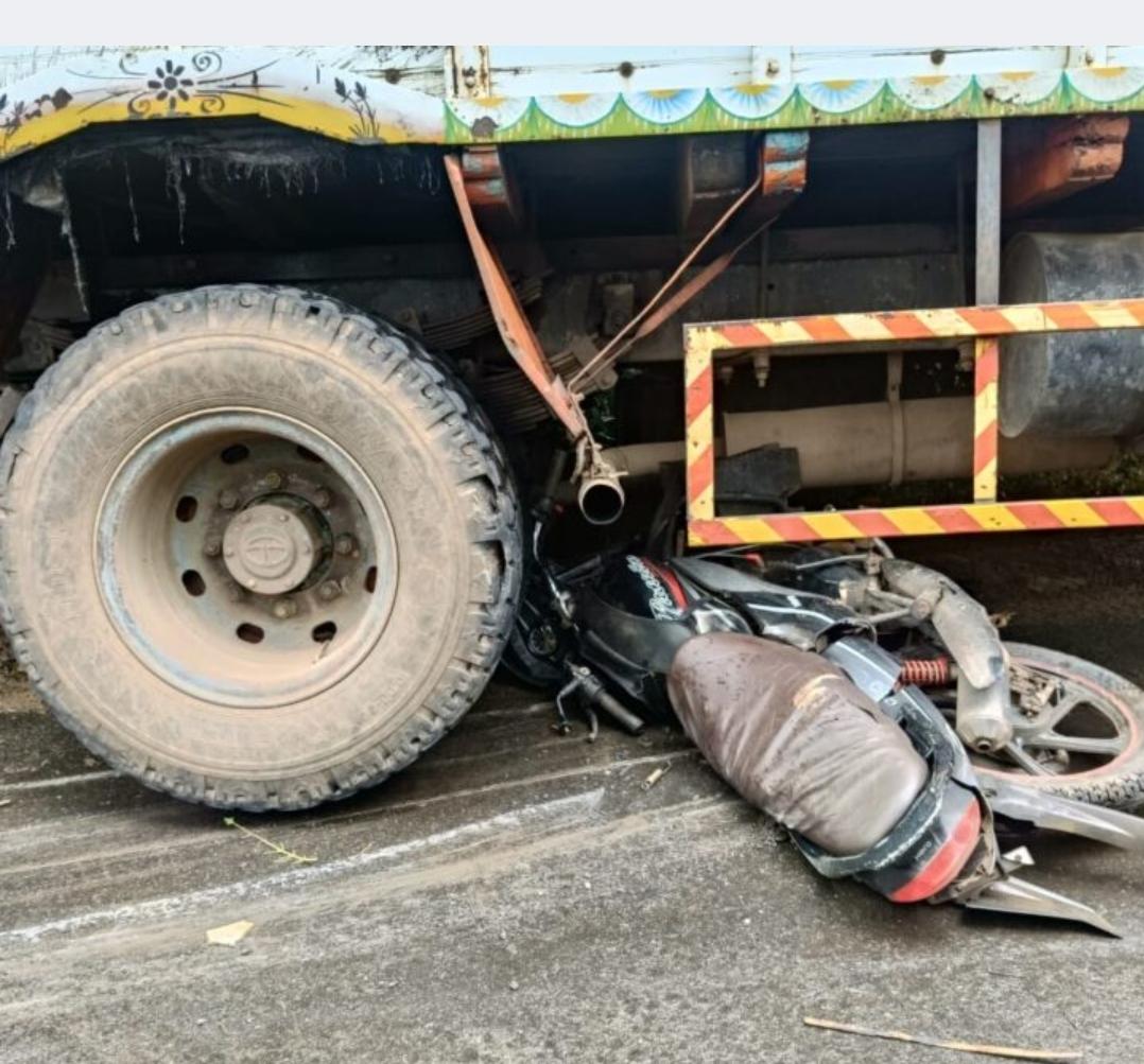 You are currently viewing मळगाव येथे ट्रक व दुचाकीची भीषण धडक