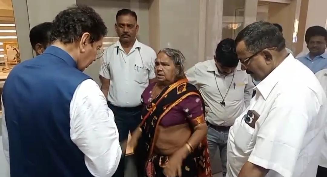 You are currently viewing लाखे वस्तीतील लोक कोणासोबत…???