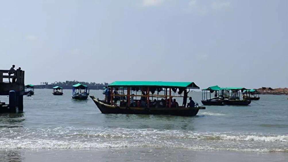 You are currently viewing चक्रिवादळ शांत; सिंधुदुर्गात सागरी पर्यटन आणि मासेमारी पुन्हा सुरू