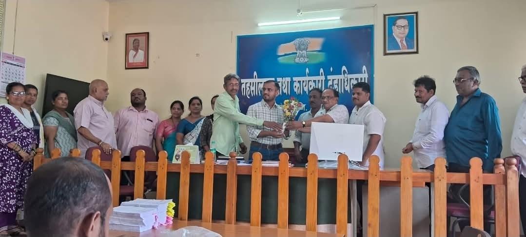 You are currently viewing रास्त भाव धान्य दुकानदार संघटनेतर्फे दोडामार्ग तहसीलदार राहुल गुरव यांचा सत्कार