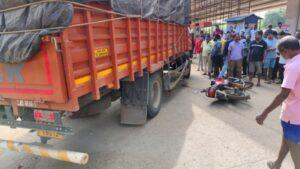 Read more about the article भरधाव कॅन्टरने दुचाकीला ठोकरल्याने महिला गंभीर जखमी