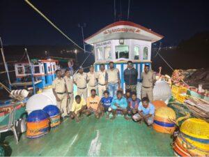 Read more about the article परप्रांतीय नौकेवर कठोर कारवाई