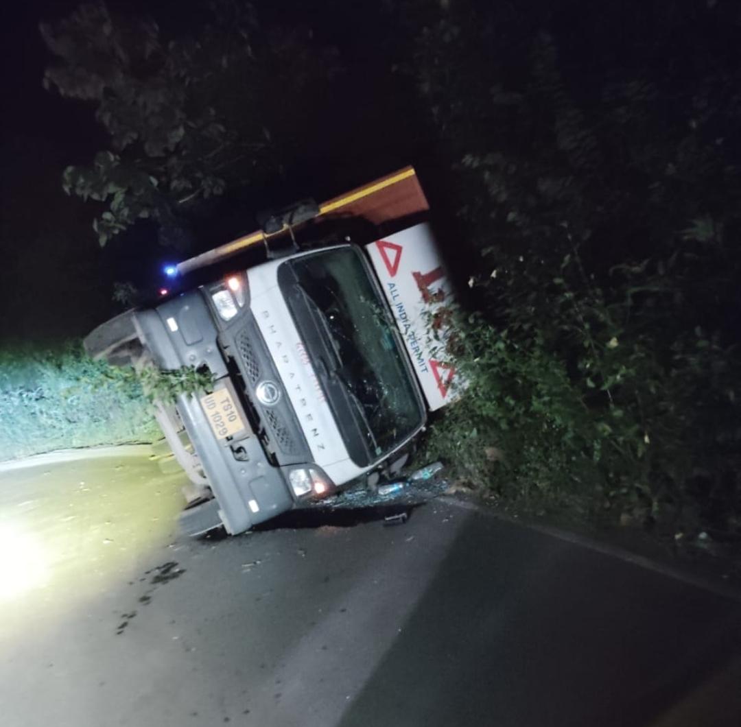 You are currently viewing तिलारी घाटात मालवाहू टेम्पो पलटी