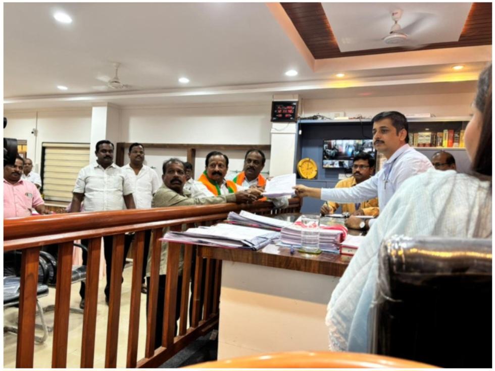 You are currently viewing कणकवली नगराध्यक्षपदासाठी समीर नलावडे यांचा अधिकृत उमेदवारी अर्ज दाखल