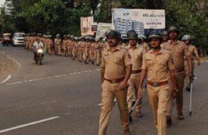 निवडणुकीच्या पार्श्वभूमीवर कणकवली शहरात पोलिसांचे पथसंचलन.