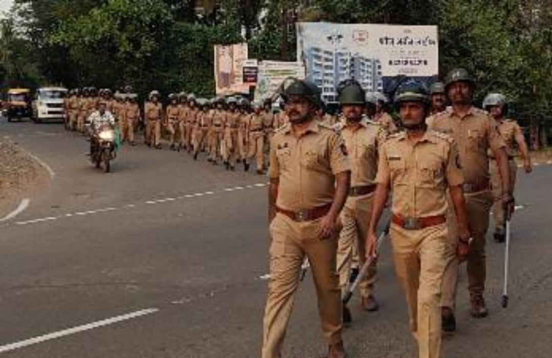 You are currently viewing निवडणुकीच्या पार्श्वभूमीवर कणकवली शहरात पोलिसांचे पथसंचलन.