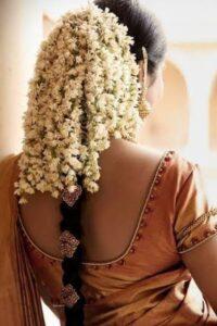 Read more about the article ती आणि गजरा