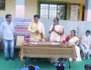 Read more about the article महापरिनिर्वाण दिनानिमित्त आदिवासी आश्रमशाळेत अन्नदान