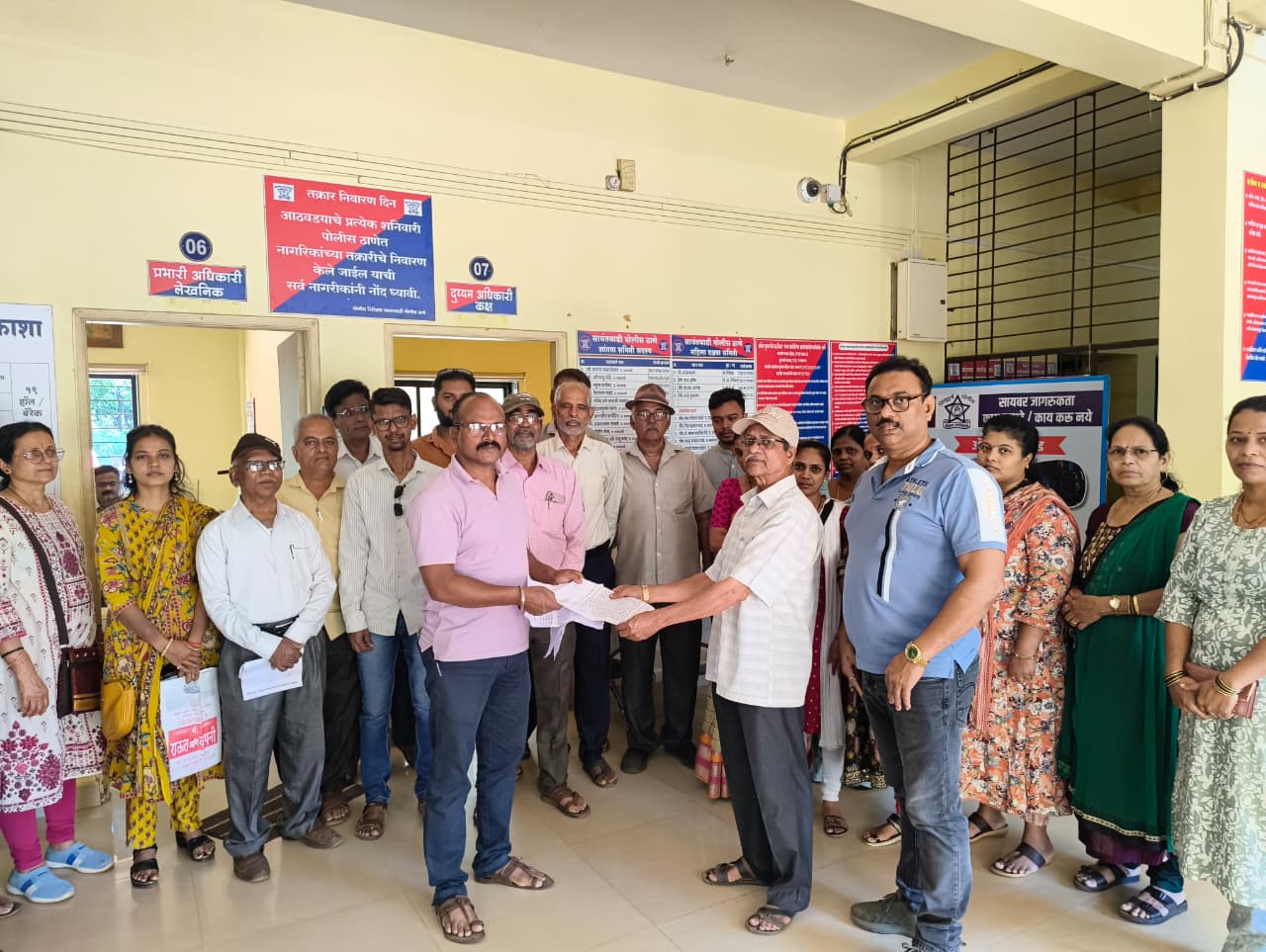 You are currently viewing मंजूर रेखांकनातील रस्ता अडवल्याप्रकरणी सालईवाडा रहिवाशांनी दिले सावंत बंधूंच्या विरोधात सावंतवाडी पोलिस ठाण्यात निवेदन*