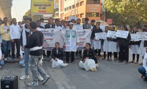 Read more about the article मानवी हक्क संरक्षण आणि जागृती व शहरातील लॉ कॉलेजेसच्या वतीने स्वारगेट चौकात मानवी हक्क दिनानिमित्त मानवी हक्क पटनाट्याचे आयोजन.