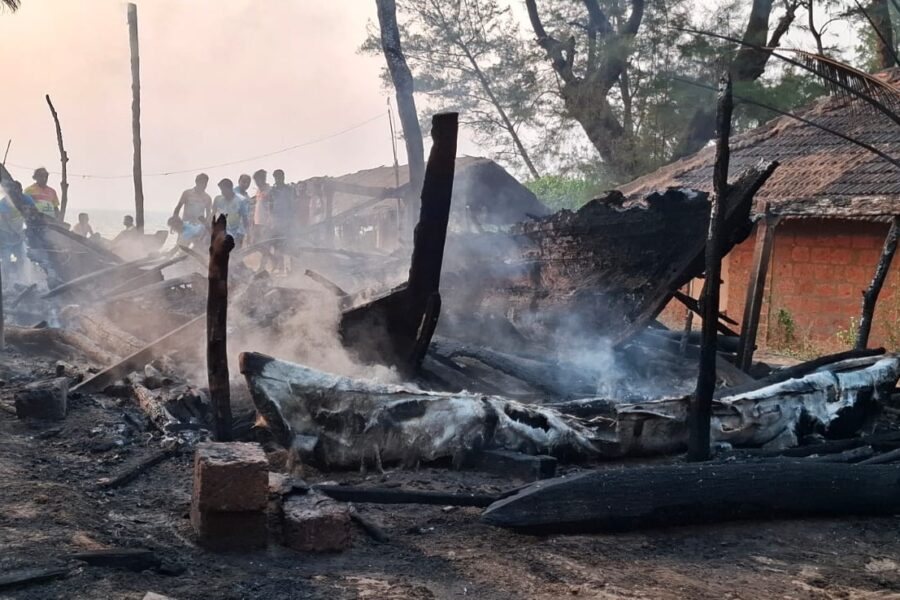 तळाशील रस्त्यालगत भीषण आग; रापणीच्या होड्या जळून खाक