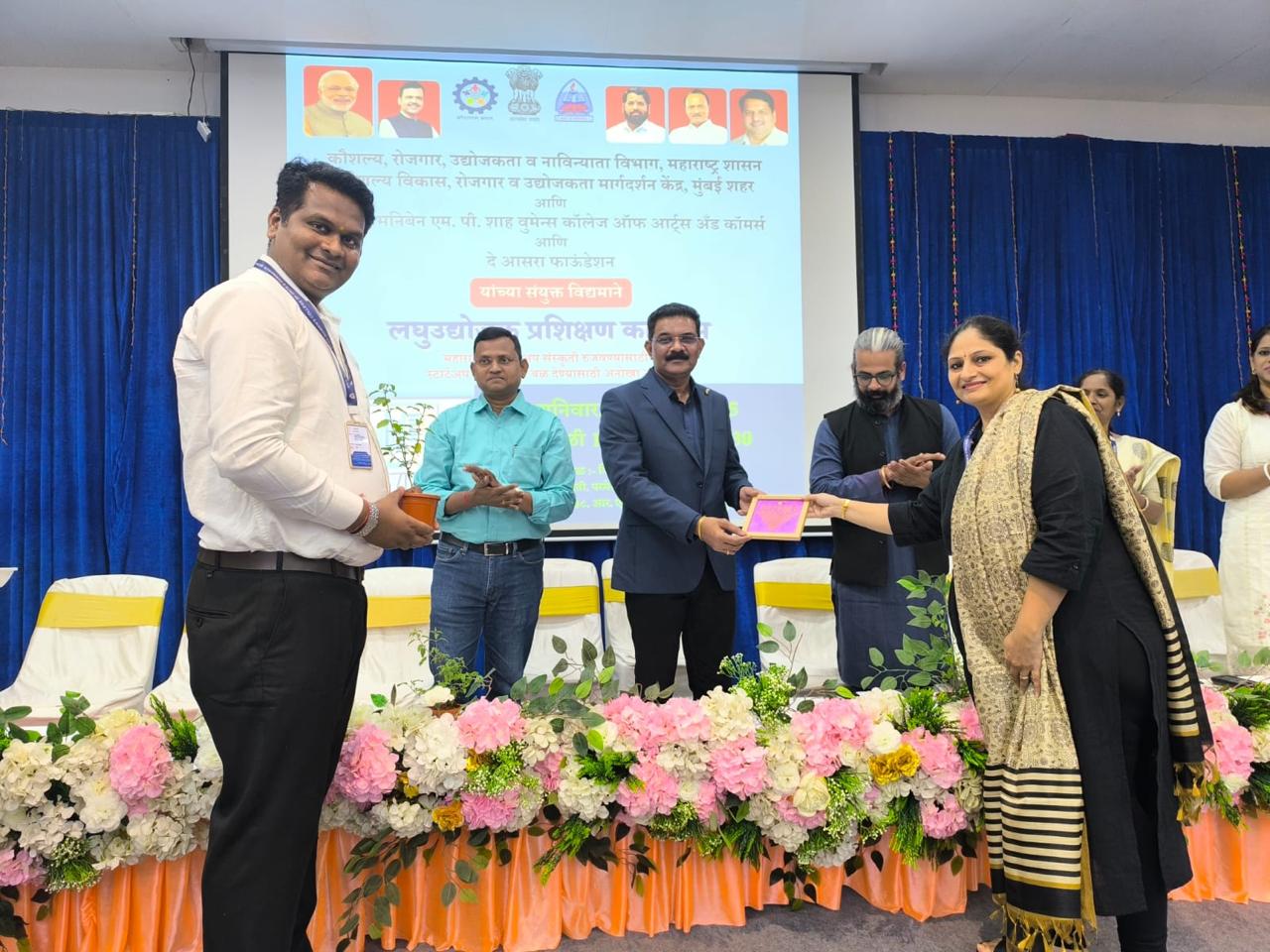 You are currently viewing कौशल्यातून उद्योजकतेकडे वाटचाल : माटुंग्यात विद्यार्थिनींसाठी ‘उद्योजक मेळावा’