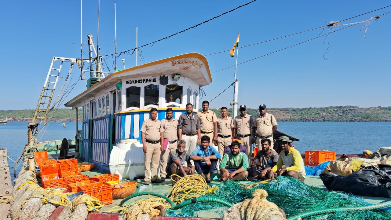 You are currently viewing देवगड समुद्रात बेकायदा मासेमारीला चाप