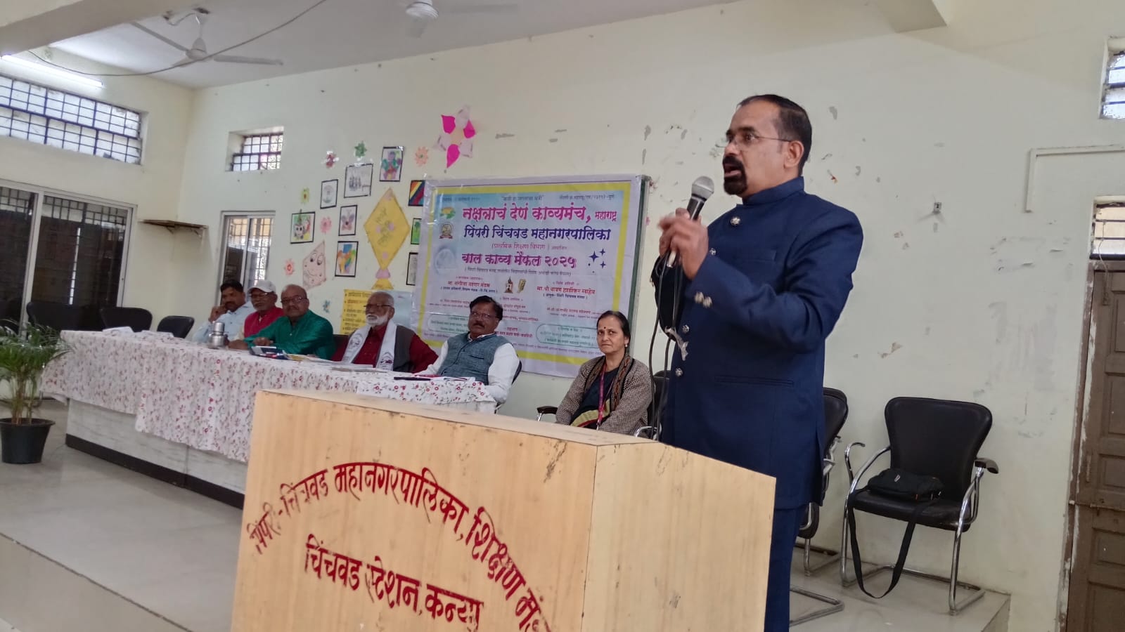 You are currently viewing कर्मयोगी संत गाडगे महाराज यांच्या पुण्यतिथी निमित्त रंगली बाल काव्यमैफल