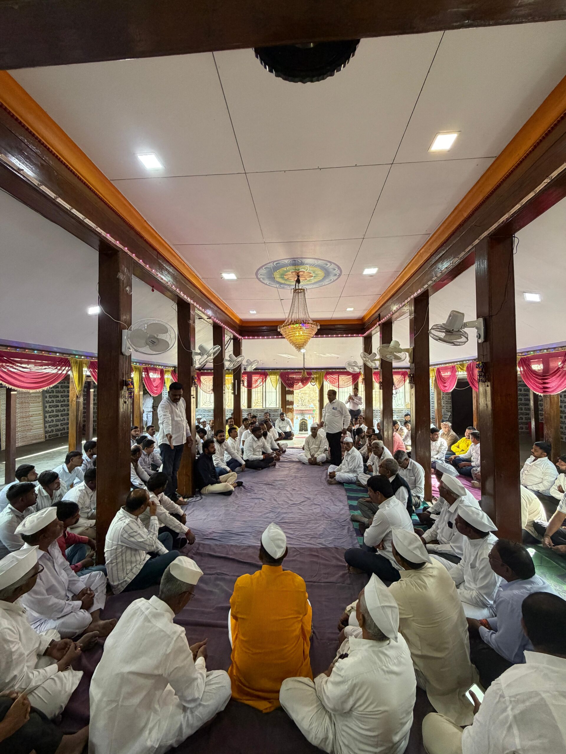 You are currently viewing सौ. मनीषाताई सिद्धार्थ तापकीर यांच्या उमेदवारीसाठी ग्रामस्थांचे विठ्ठल – रुक्मिणी मंदिरात साकडे