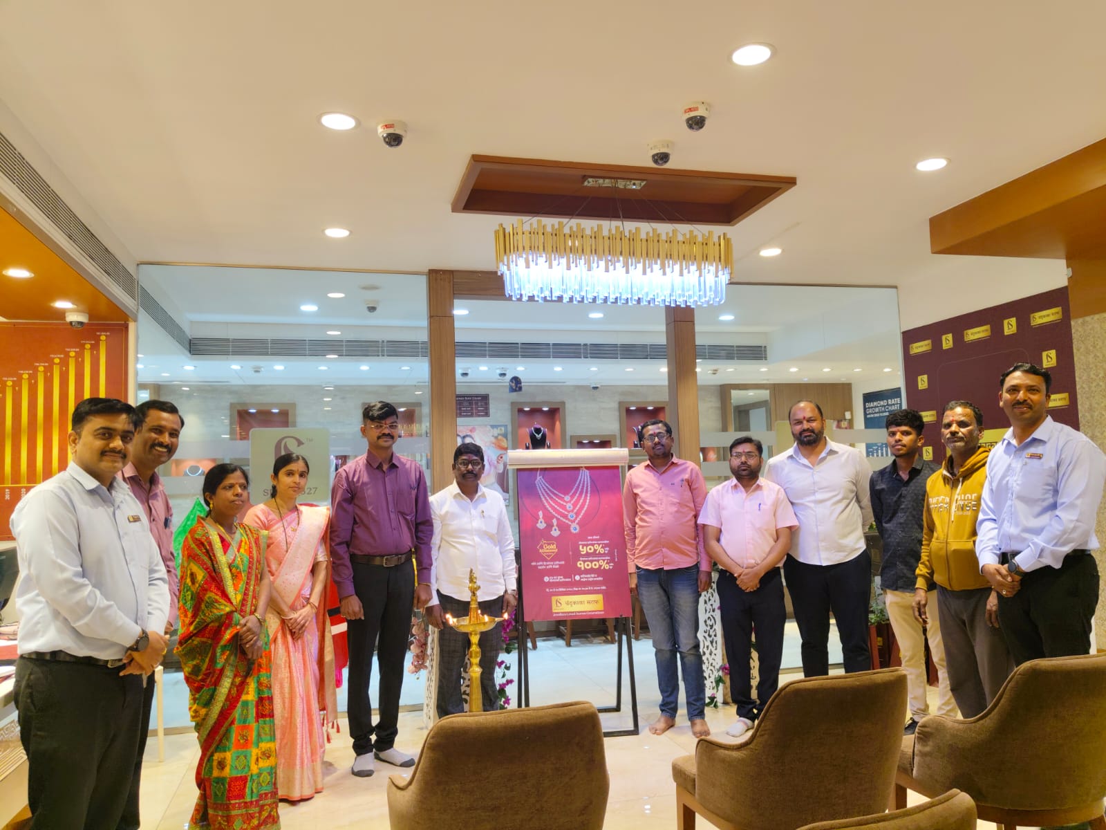 You are currently viewing चक्क सोन्याच्या दुकानात, काव्याची सोनेरी बरसात…