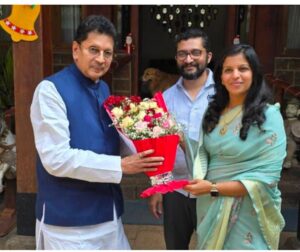 Read more about the article राजकारणापलीकडची सावंतवाडीची परंपरा; केसरकर–भोसले सौहार्दपूर्ण भेटीचा सकारात्मक संदेश