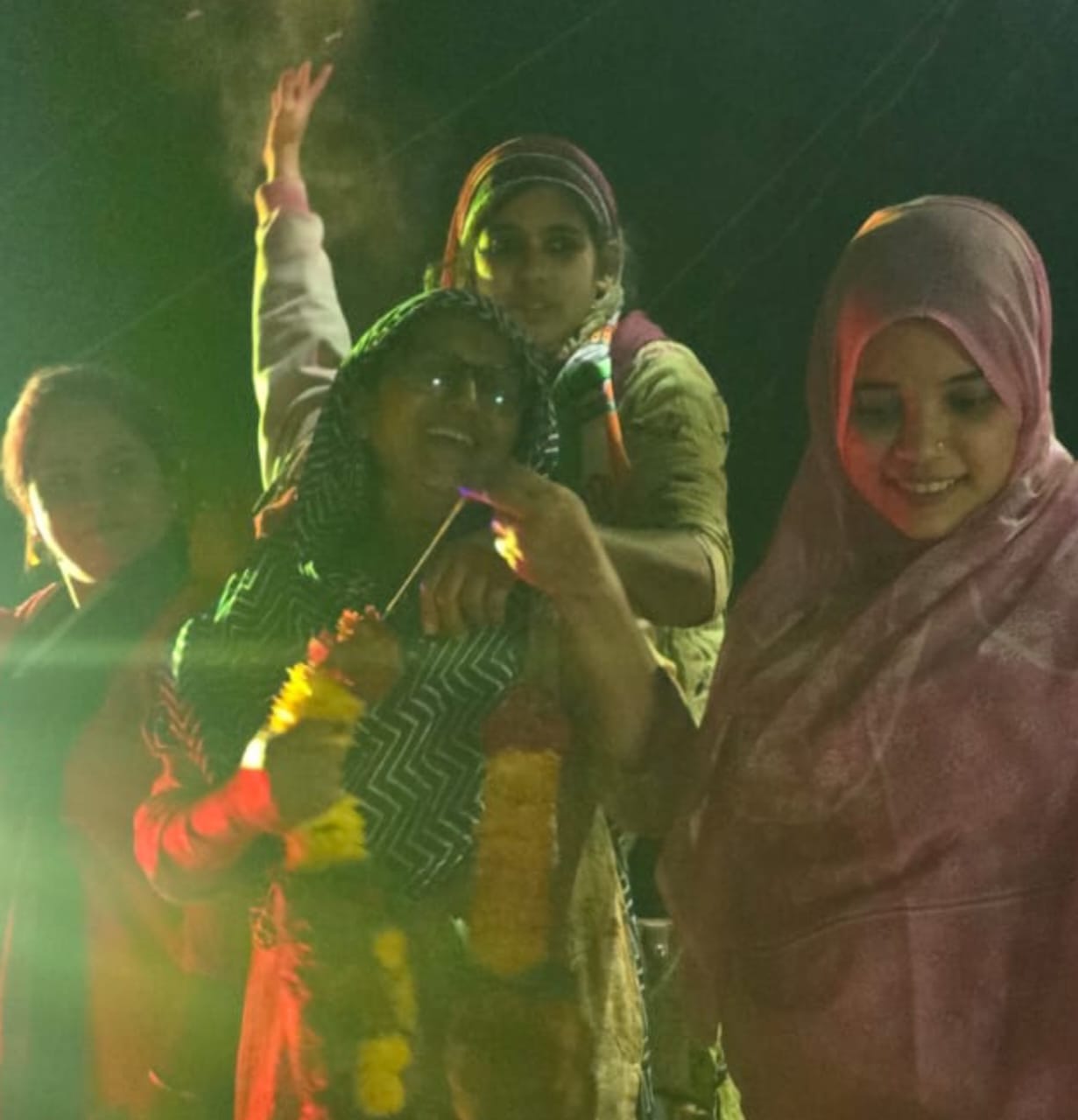 You are currently viewing एक तळमळीची सामाजिक कार्यकर्ती समीरा खलील निवडणूक हारली पण त्यांची सामाजिक बांधिलकी मात्र येथे जिंकली.