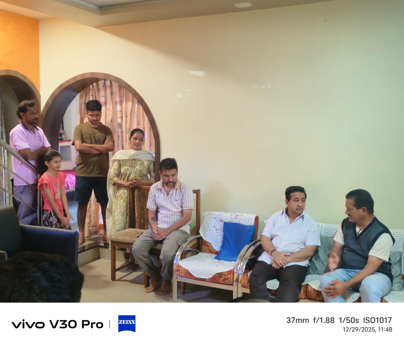 You are currently viewing तरळे येथे शोकाकुल कुटुंबीयांची पालकमंत्री नितेशजी राणे यांची सांत्वन भेट