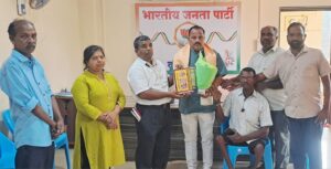 Read more about the article प्रसन्ना उर्फ बाळु देसाई यांना जिल्हास्तरीय आदर्श सामाजिक कार्यकर्ता पुरस्काराने सन्मानित