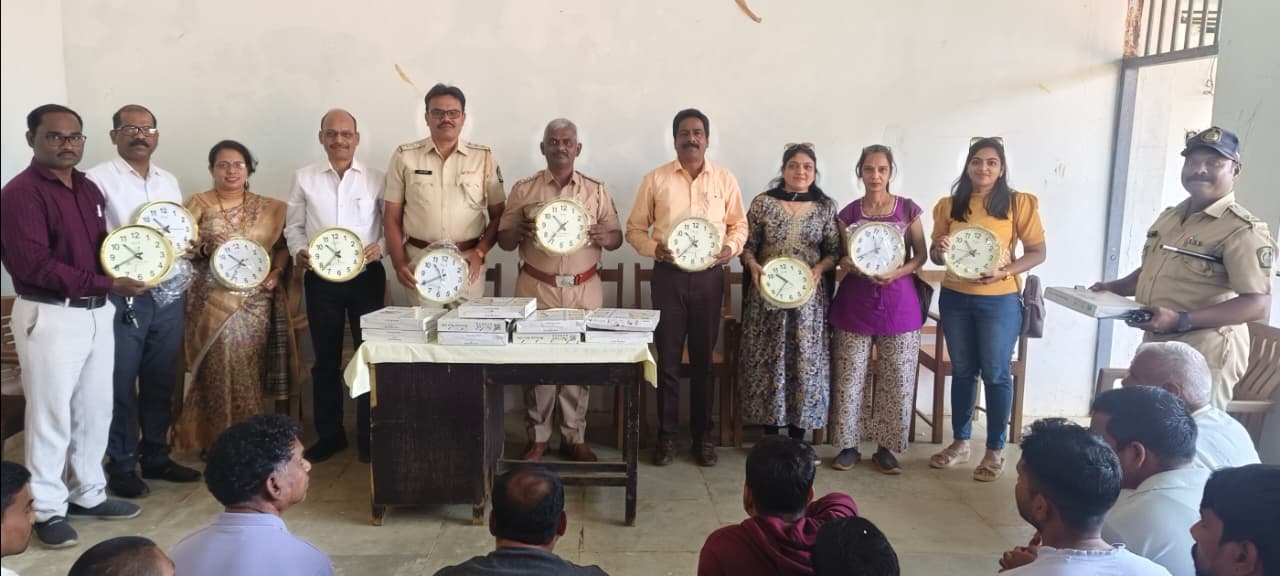 You are currently viewing जिल्हा कारागृह मधील बंदी बांधवांच्या जीवनात नव्या वर्षात चांगली वेळ यावी या साठी सामाजिक बांधिलकी प्रतिष्ठान कडून घड्याळ भेट.
