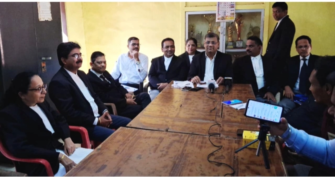 You are currently viewing सिंधुदुर्गच्या भूमिपुत्र न्यायमूर्तींचा कुडाळमध्ये सत्कार; उच्च न्यायालयीन वकिलीवर मार्गदर्शनपर व्याख्यान