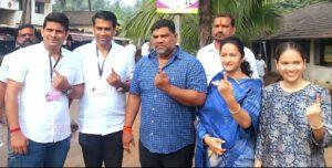 Read more about the article माजी आमदार वैभव नाईक यांनी सहकुटूंब केले मतदान