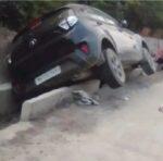 करूळ चेक नाक्याजवळ कारचा अपघात