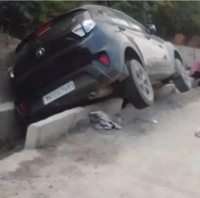 You are currently viewing करूळ चेक नाक्याजवळ कारचा अपघात