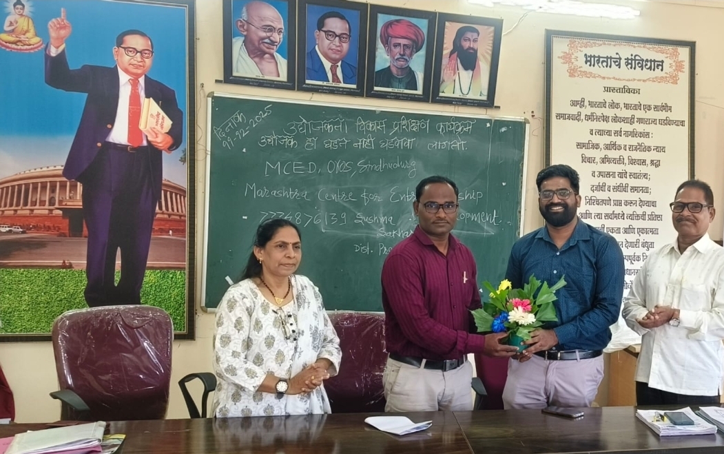 You are currently viewing ओरोस येथे नि:शुल्क उद्योजकता विकास प्रशिक्षण सुरू असलेल्या कार्यक्रमाला सामाजिक कार्यकर्ते रवी जाधव यांनी दिली भेट   