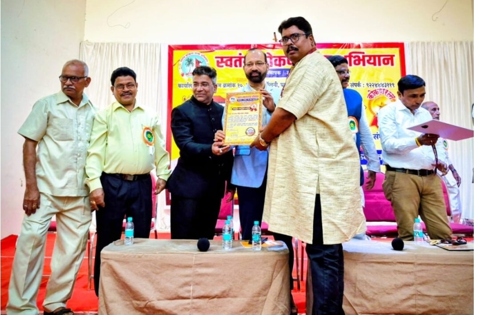 You are currently viewing वेंगुर्ल्याचे सुपुत्र संजय घोगळे यांचा मुंबई येथे कोकणरत्न पदवी देवून सन्मान..