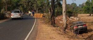 Read more about the article आंबेली येथे पर्यटकांची कार घळणीत कोसळली;