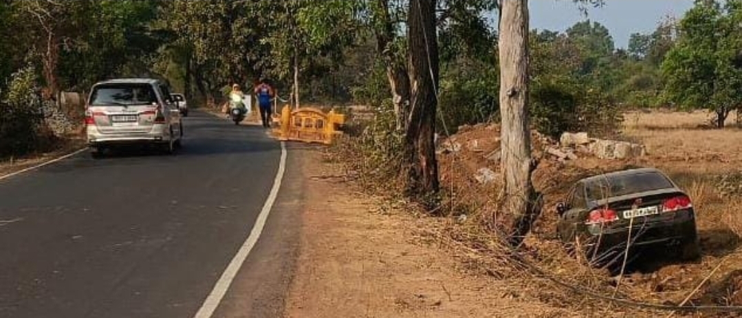 You are currently viewing आंबेली येथे पर्यटकांची कार घळणीत कोसळली;