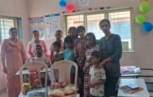 Read more about the article माजी नगरसेवक विलास जाधव यांच्याकडून दिव्यांगन प्रशिक्षण विकास केंद्रातील दिव्यांग मुलांना खाऊ वाटप.