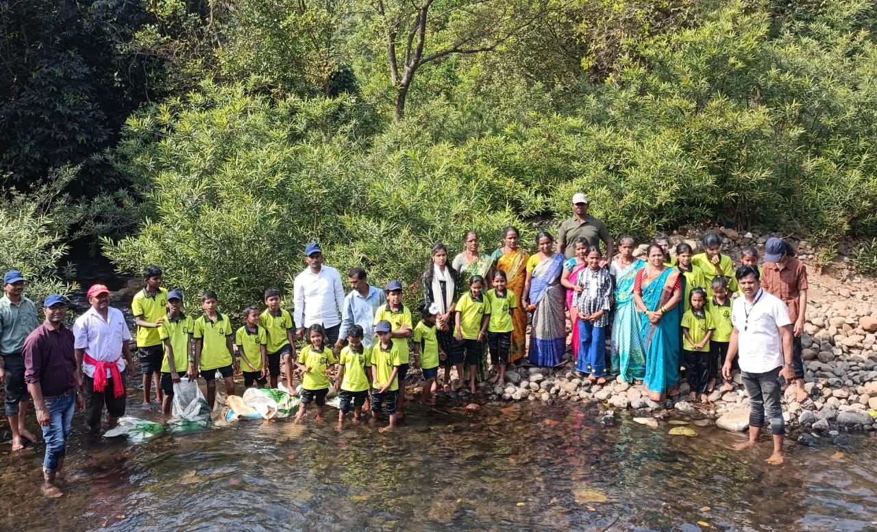 You are currently viewing नववर्षारंभी घारपी शाळेच्या विद्यार्थ्यांकडून वनराई बंधारा उभारणी