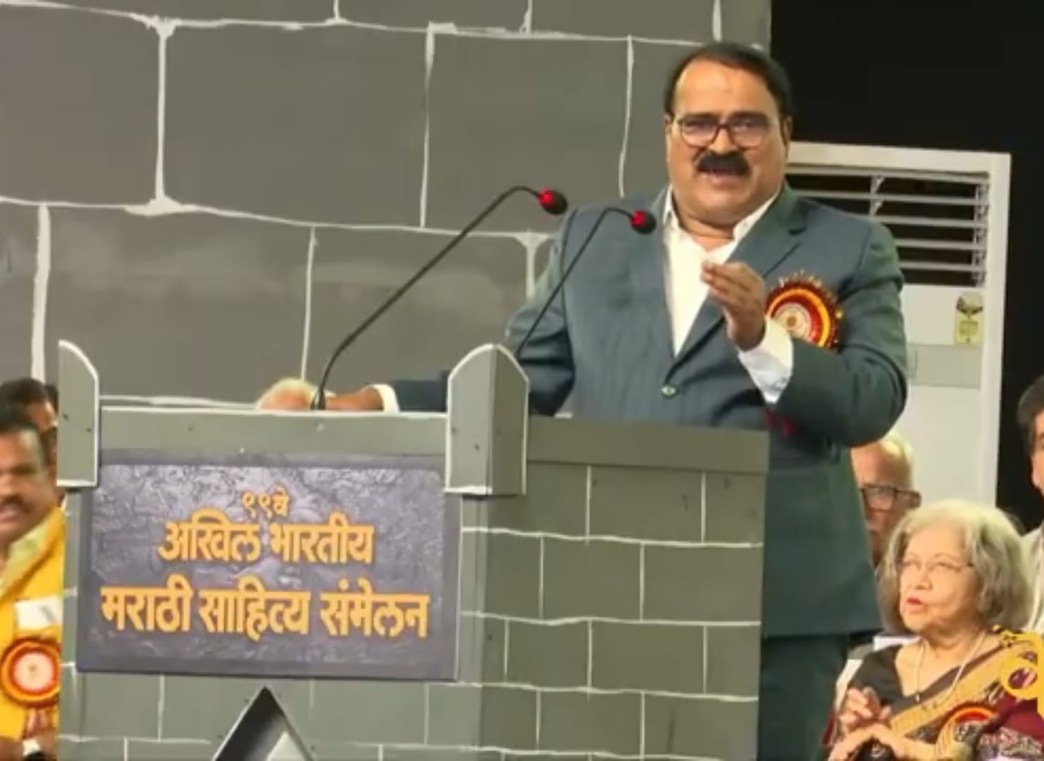 You are currently viewing शब्दांची जबाबदारी आणि काळाची हाक