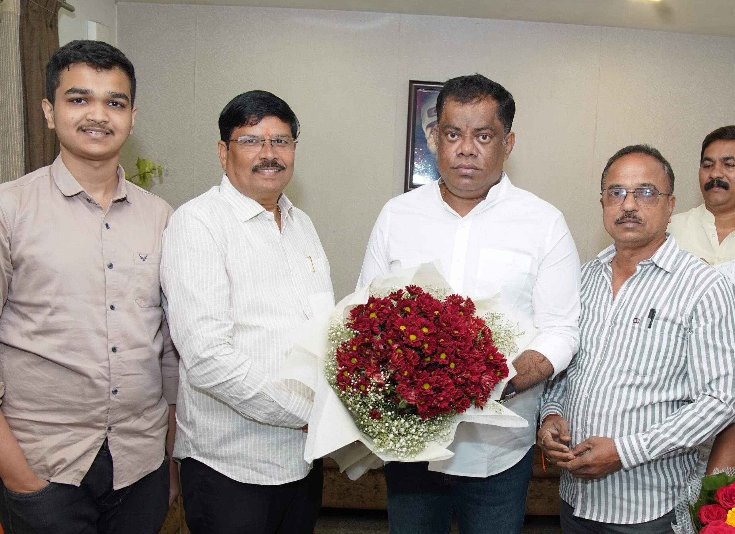 You are currently viewing शिवसेना उपनेते संजय आग्रे यांनी आमदार किरण सामंत यांना वाढदिवसानिमित्त दिल्या शुभेच्छा