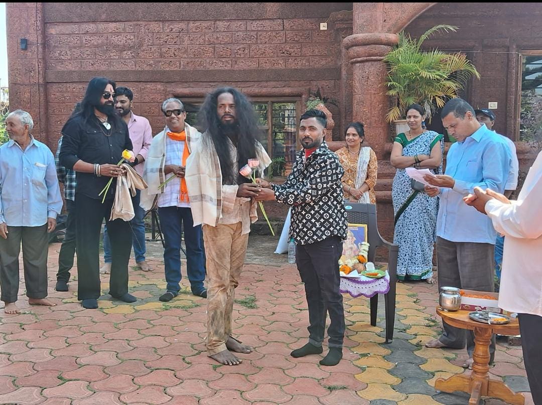 You are currently viewing एका वेड्यांचा चक्क सत्कार आणि संपूर्ण गाव झाल थक्क