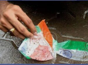 Read more about the article मी रस्त्यावर पडलेला तिरंगा