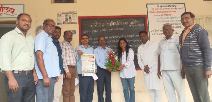 You are currently viewing जगातील पहिली महिला सर्प रक्षक वनिता बोराडे यांचे, शाळेतील विद्यार्थ्यांना साप तथा वन्यजीवांचे मार्गदर्शन