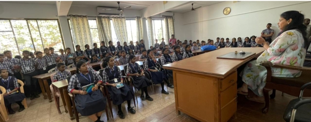 You are currently viewing मदर क्वीन्स इंग्लिश स्कूलच्या विद्यार्थ्यांची सावंतवाडी नगरपालिकेला शैक्षणिक भेट