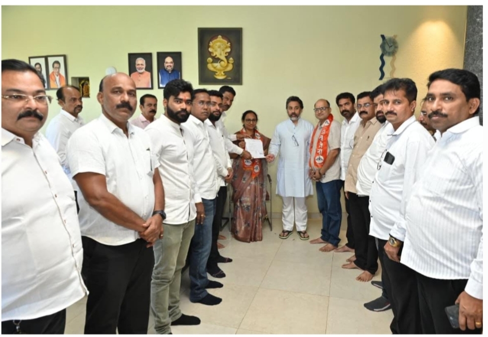 You are currently viewing आचऱ्यात शिवसेनेला बळ; सौ. वर्षा मांगिरीश सांबरी व उद्योजक मांगिरीश सांबरी यांचा पक्षप्रवेश