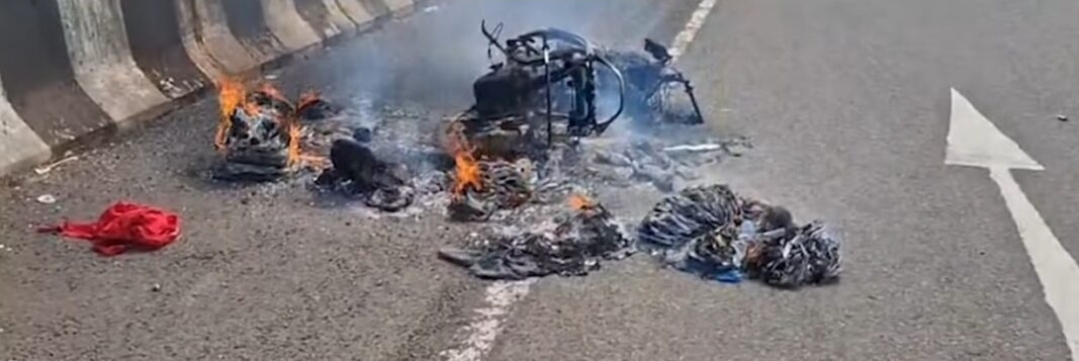 You are currently viewing मुंबई–गोवा महामार्गावर हुंबरट येथे कपडे विक्रेत्याची दुचाकी आगीत खाक
