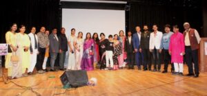 Read more about the article नववर्षानिमित्त आयोजित चित्रपटगीतांच्या मैफलीला श्रोत्यांचा उत्स्फूर्त प्रतिसाद