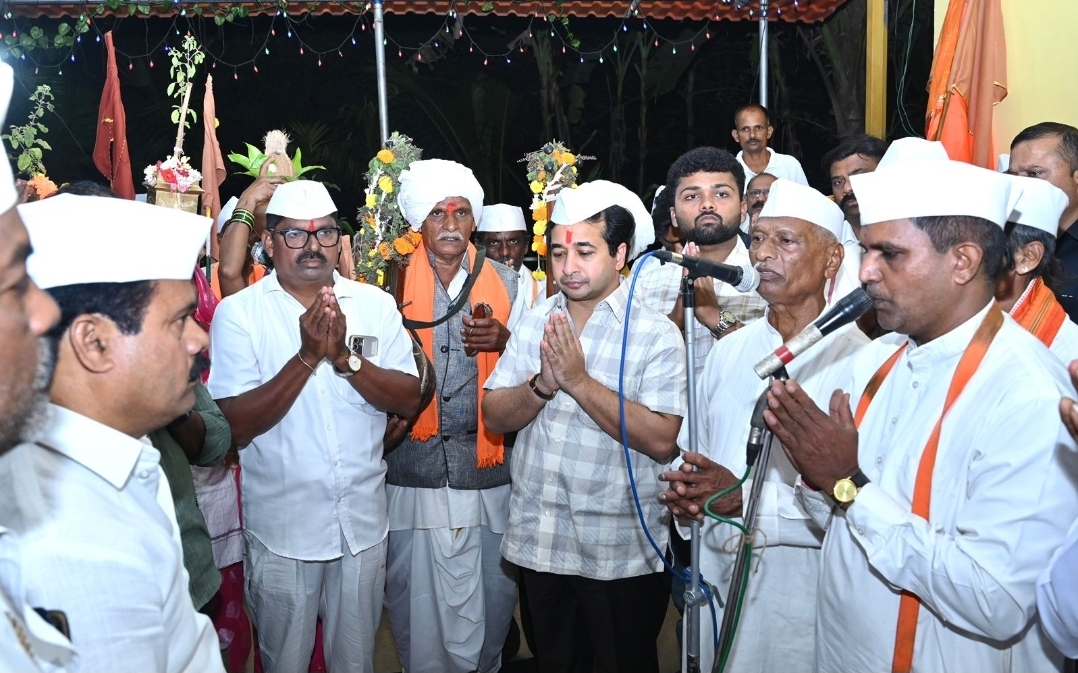 You are currently viewing विठ्ठल नामात एकरूप होत पालकमंत्री नितेश राणे पायी वारीत सहभागी