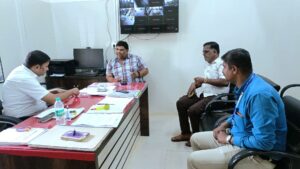 Read more about the article सिंधुदुर्ग मेडिकल कॉलेजमध्ये रुग्णांची हेळसांड झाल्याने मा.आम.वैभव नाईक यांनी डीन अनंत दवंगे यांना विचारला जाब