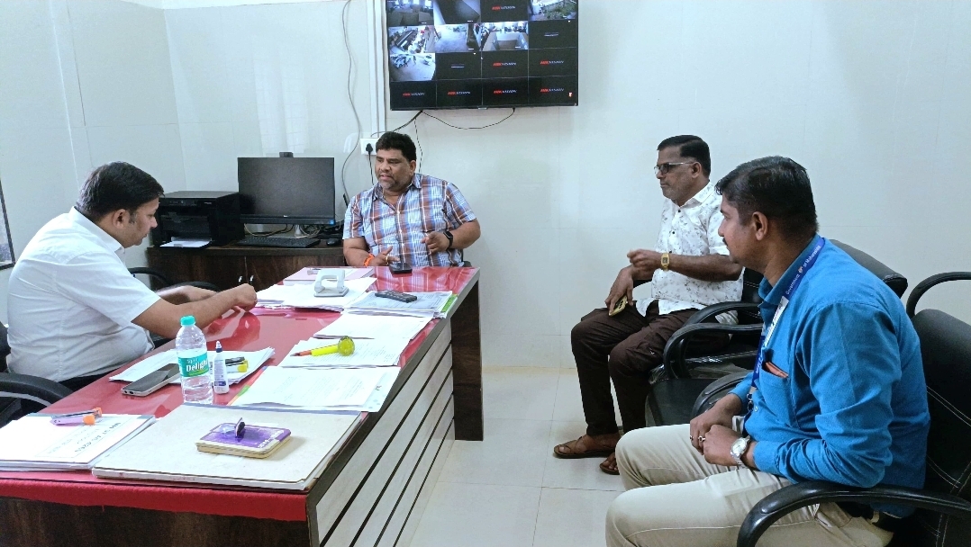 You are currently viewing सिंधुदुर्ग मेडिकल कॉलेजमध्ये रुग्णांची हेळसांड झाल्याने मा.आम.वैभव नाईक यांनी डीन अनंत दवंगे यांना विचारला जाब