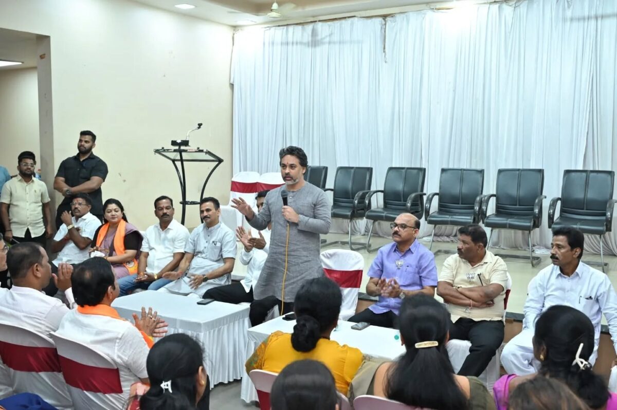 You are currently viewing महायुतीच्या निवडणूक तयारीला गती; कुडाळ येथील बैठकीत आमदार निलेश राणे यांचे मार्गदर्शन