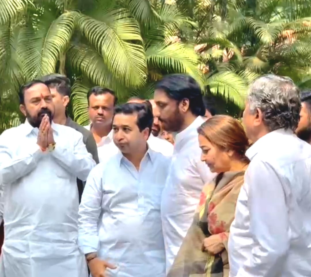 You are currently viewing मंत्री नितेश राणे यांनी पवार कुटुंबीयांचे केले सांत्वन