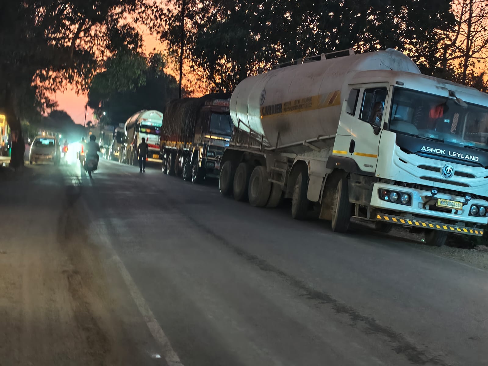 You are currently viewing फोंडाघाट पूल कोसळल्यानंतरही मोठ्या वाहनांची वाहतूक सुरू; गंभीर अपघाताची शक्यता